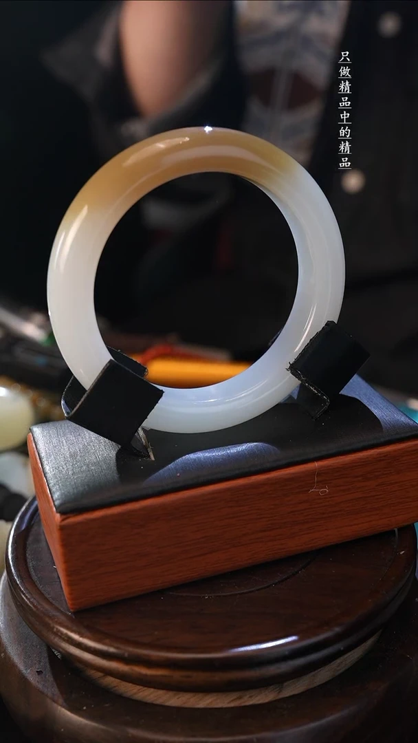 【闪购商品】和田玉手镯未镶嵌且末糖白手镯56圈口