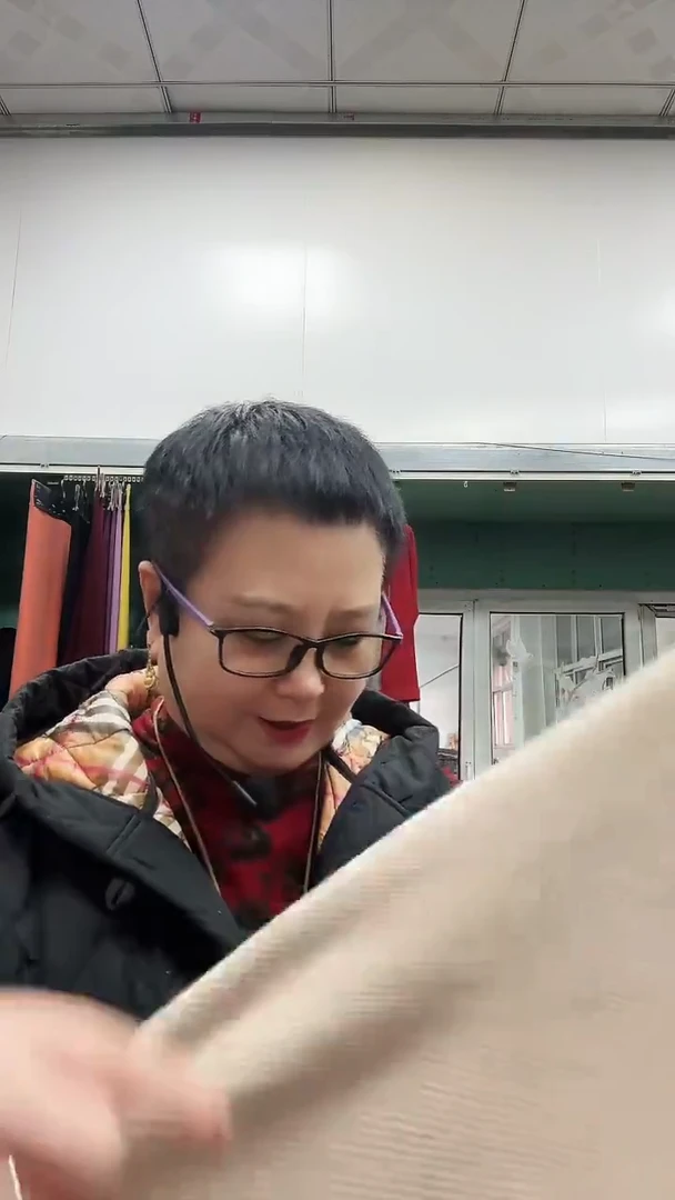 小经编香槟色1.1布头边不齐