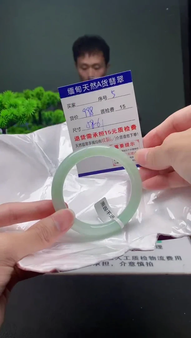 翡翠手镯未镶嵌5缅甸天然A货翡翠需包容瑕疵，介意慎拍