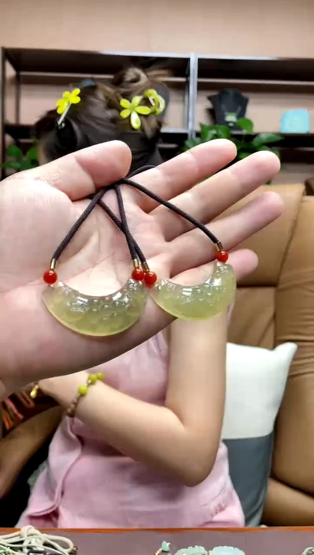 岫玉未镶嵌吊坠多样性发货发其中之一