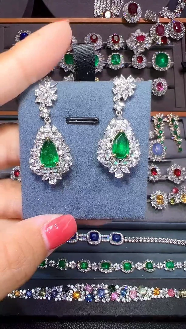 18K金镶嵌耳钉祖母绿GRC 木佐