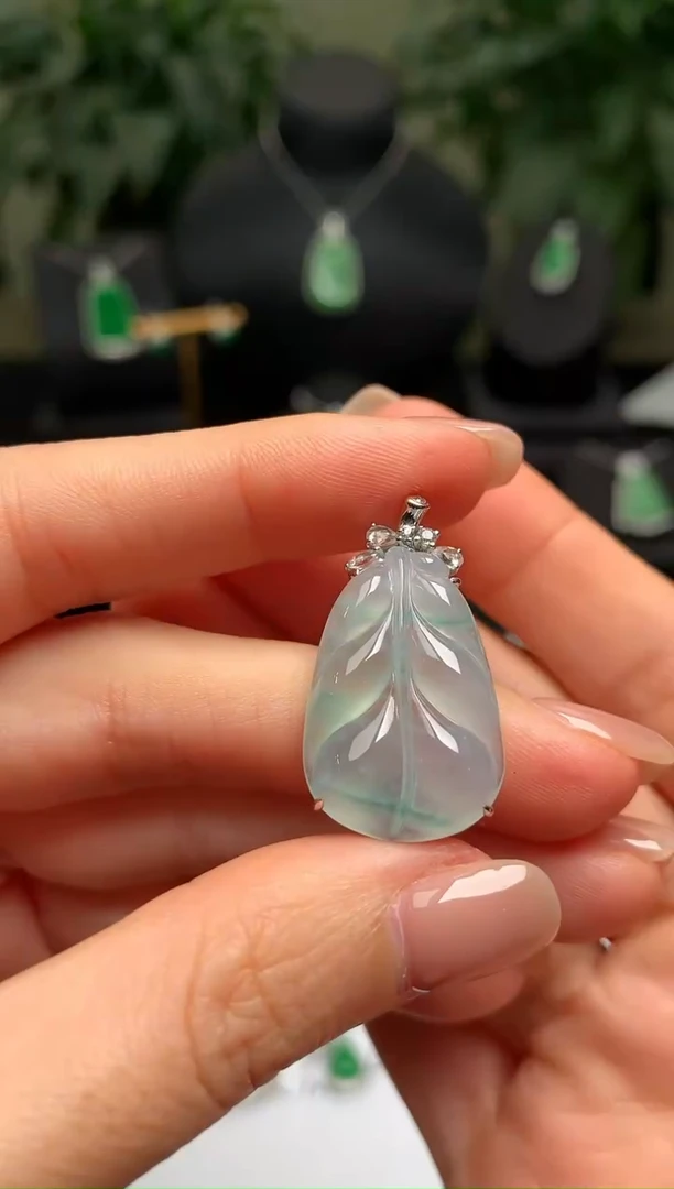 颈饰18K金镶嵌翡翠叶子