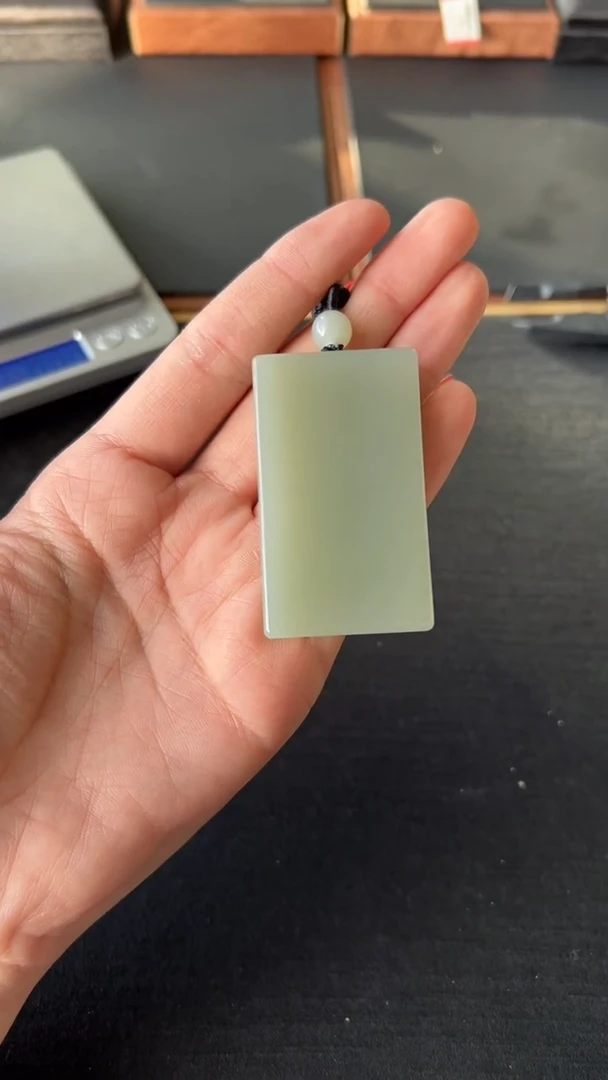 【闪购商品】和田玉吊坠(赠链)未镶嵌且末微色差近矿