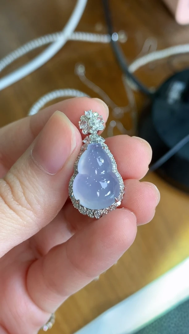 颈饰18K金镶嵌翡翠葫芦