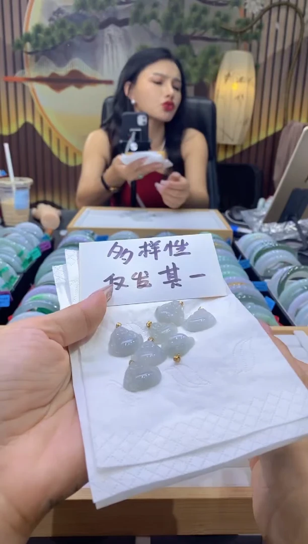 翡翠18K金镶嵌颈饰多样性仅发其一7948