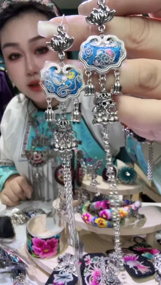 刺绣纯手工苗绣非遗耳环