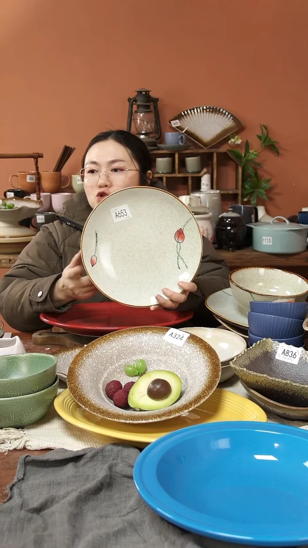 陶瓷A653 一只手绘荷花黑点背部螺纹圆盘可能微瑕25*4