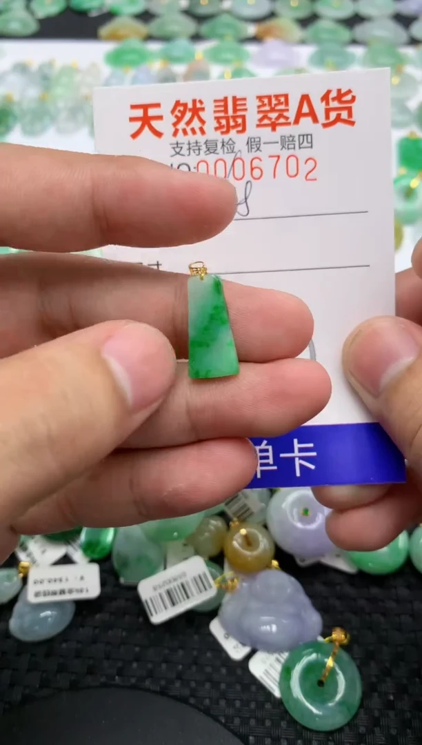翡翠18K金镶嵌颈饰1111111111111