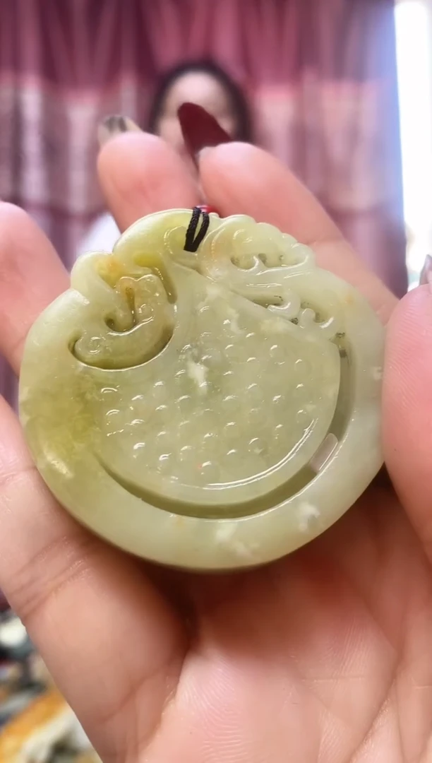 未镶嵌蛇纹石玉吊坠