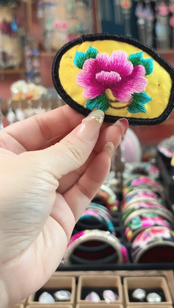 织绣彩云南阁老绣饰品120