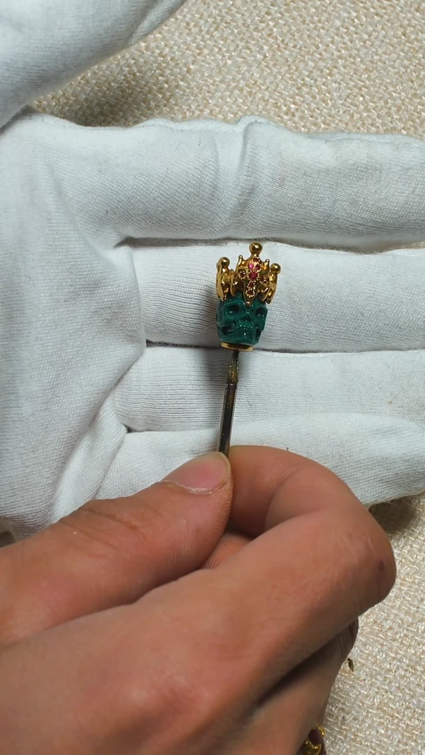 绿松石22K金镶嵌骷髅对耳9.5mm