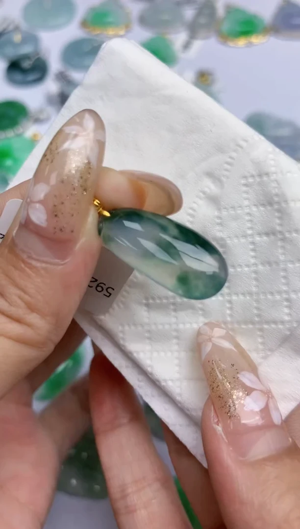 翡翠18K金镶嵌颈饰天然A货翡翠