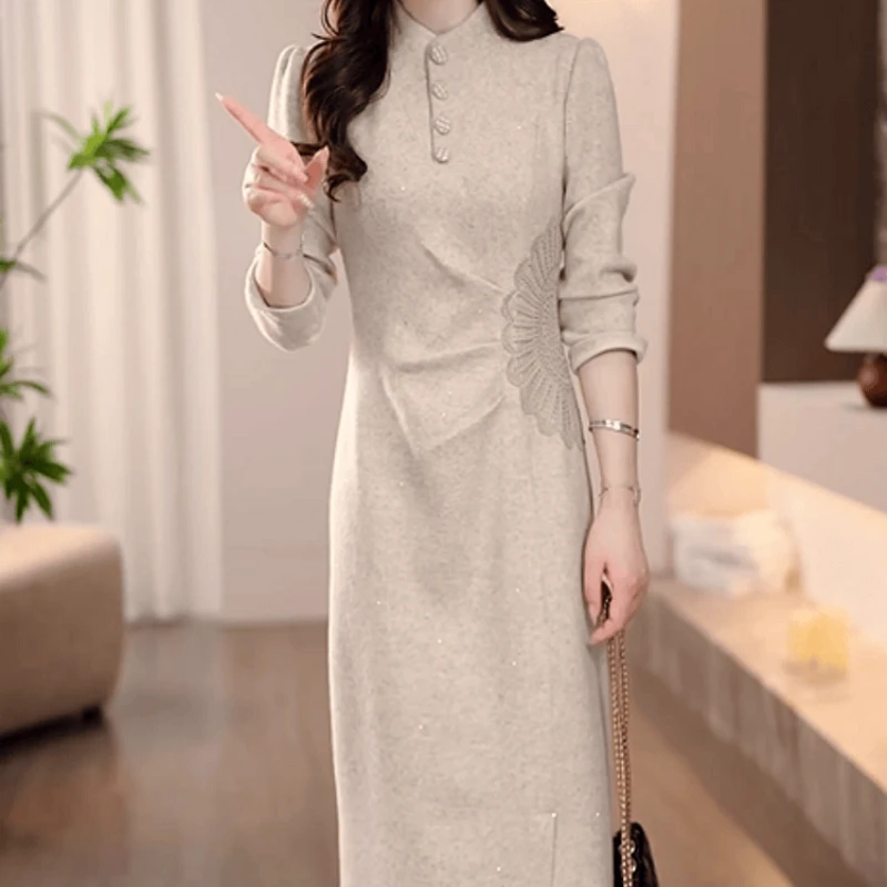 C009【连衣裙】2025冬季新款香槟杏立领时尚温婉贵妃绒优雅连衣裙