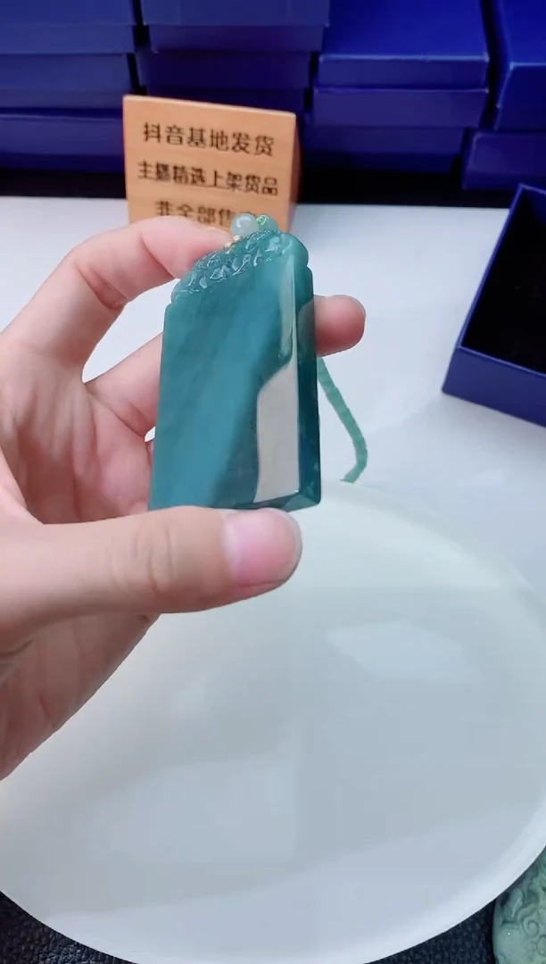 翡翠未镶嵌颈饰   `