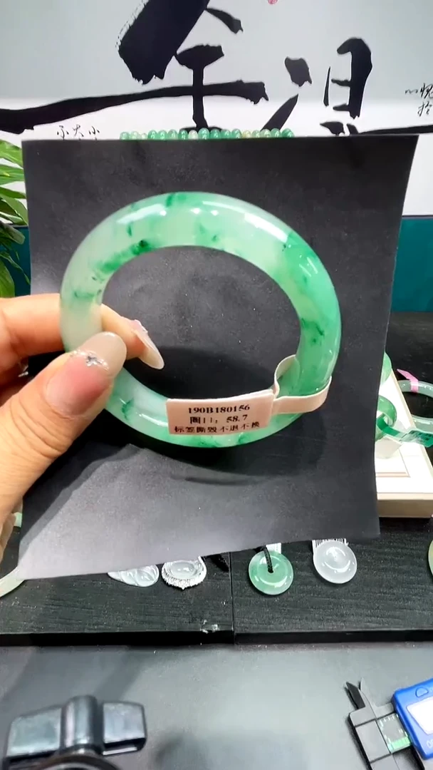 未镶嵌手镯石英质玉（非洲翠）手镯