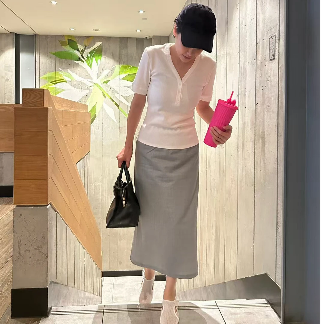 杨太精选【V领短T】简约大气时尚休闲修身舒适百搭纯色短袖夏季针织