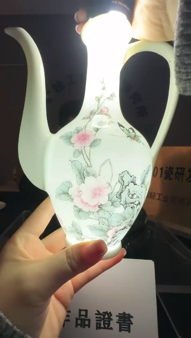 瓷摆件釉上粉彩酒壶