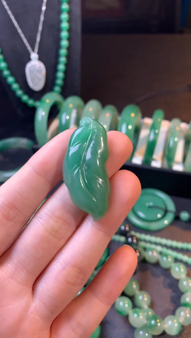 吊坠(不含链)未镶嵌石英质玉（非洲翠）随形金枝玉叶（放漏）