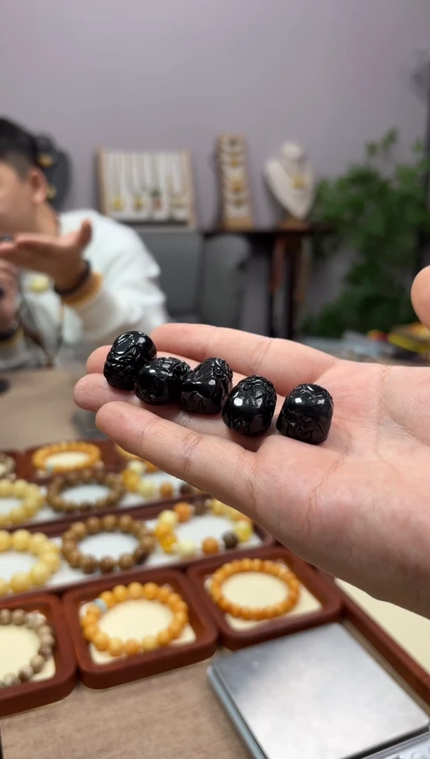 【闪购商品】琥珀裸石未镶嵌貔貅多样性发一件