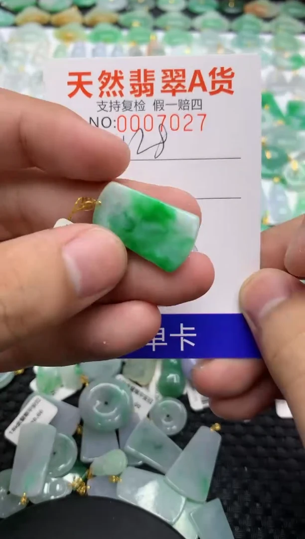 翡翠18K金镶嵌颈饰1111111111111