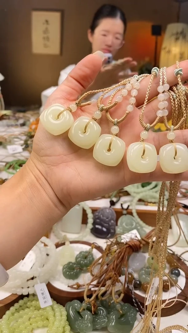 颈饰未镶嵌和田玉25左右黄口方圆平安扣多样性发一