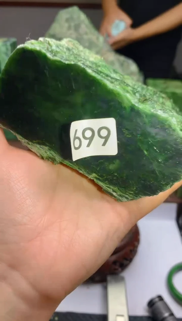 和田玉（碧玉）未镶嵌珠宝半成品699