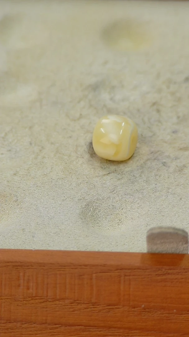 【闪购商品】蜜蜡裸石未镶嵌俄料全品8.6*7.4mm0.378克