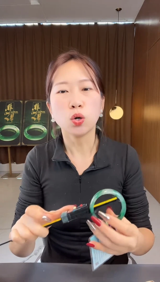 【闪购商品】石英质玉手镯未镶嵌非洲翠