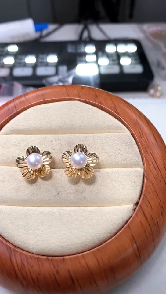 【闪购商品】淡水珍珠耳钉未镶嵌花朵耳钉