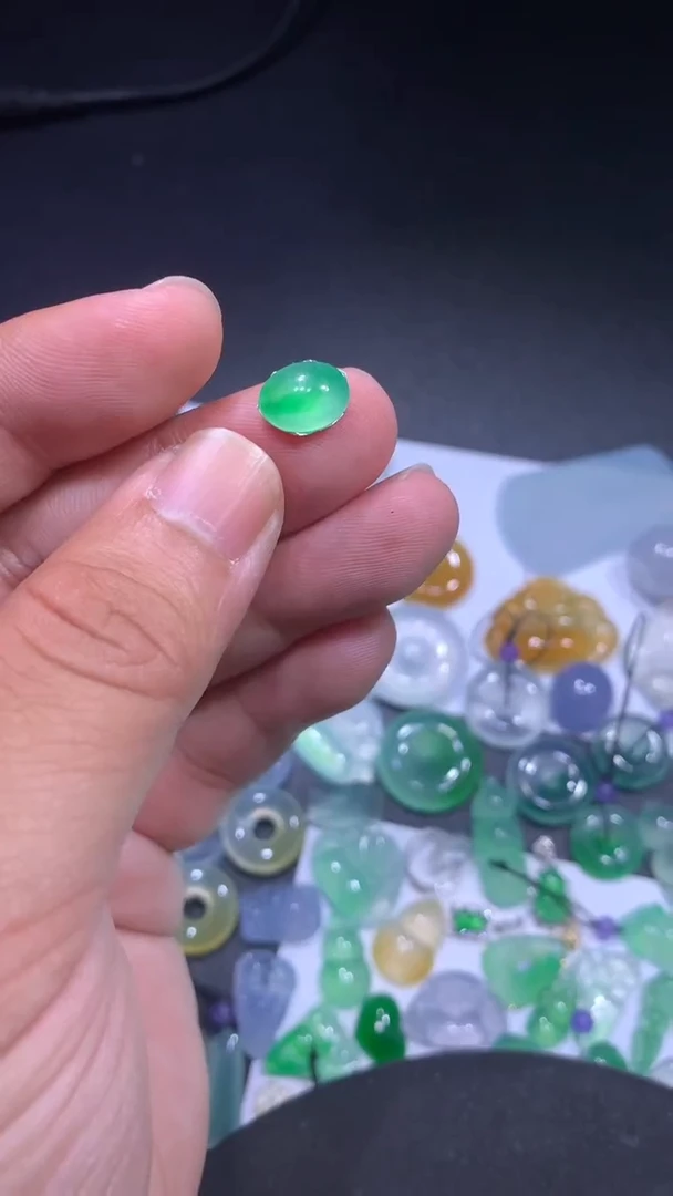 颈饰未镶嵌翡翠蛋面