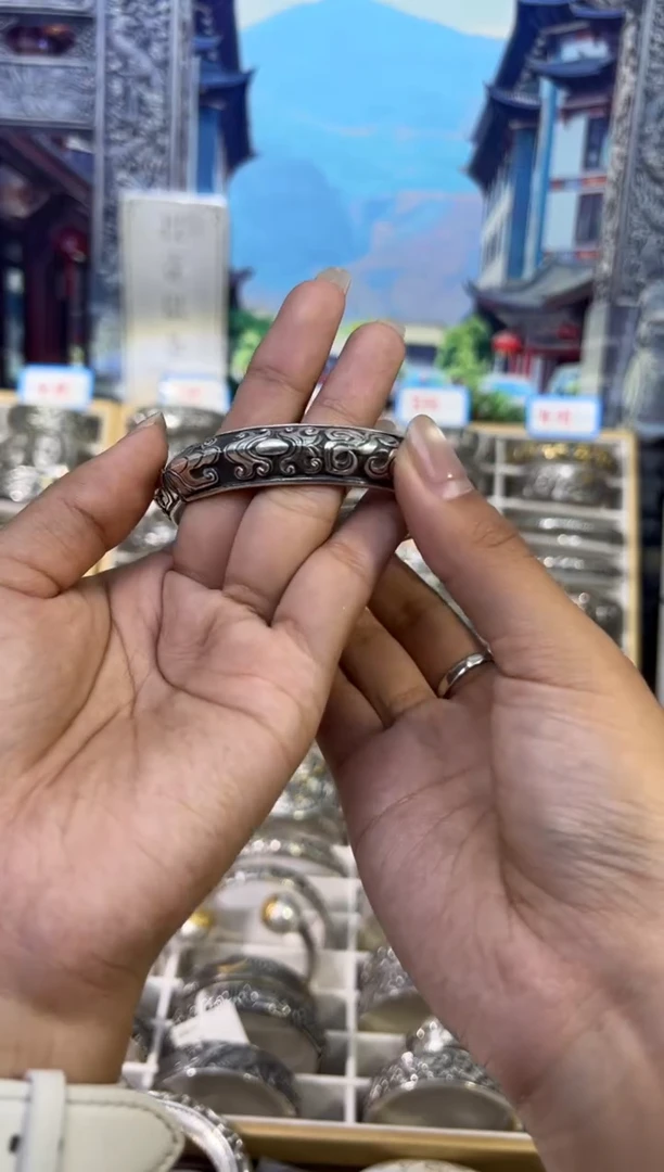 无足银饕餮纹飞碟镯