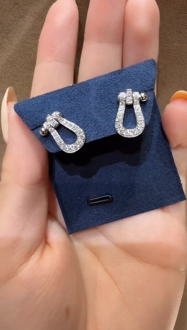 18K金镶嵌实验室培育钻石耳饰@@耳钉白圆形活动马蹄扣+