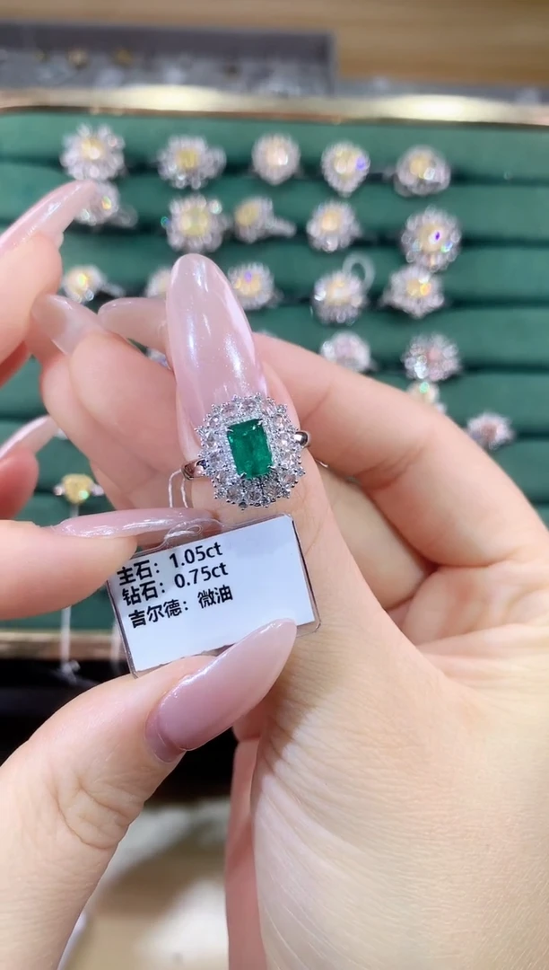 18K金镶嵌戒指祖母绿戒指