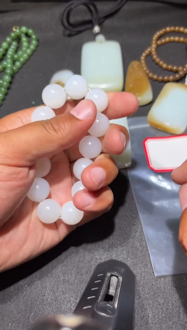 未镶嵌和田玉（糖玉）挂件和田玉