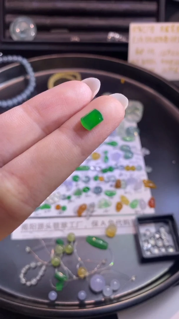 翡翠挂件未镶嵌马鞍