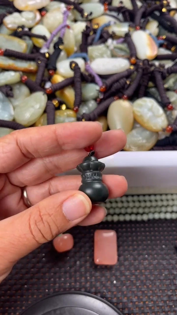 【闪购商品】和田玉颈饰未镶嵌多样性发货没有证书拍一发一有瑕