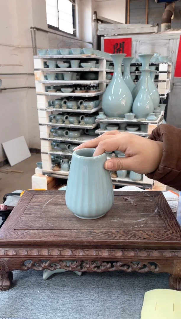 【闪购商品】瓷片微瑕天青葵棱笔筒