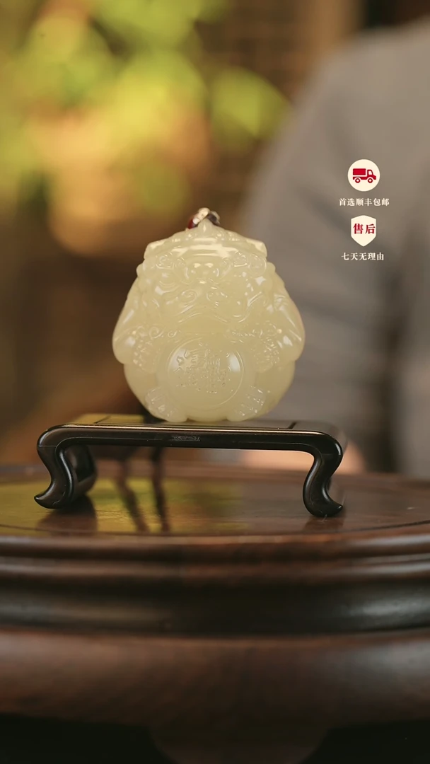 云南石竹叶青雕刻：貔貅抱球