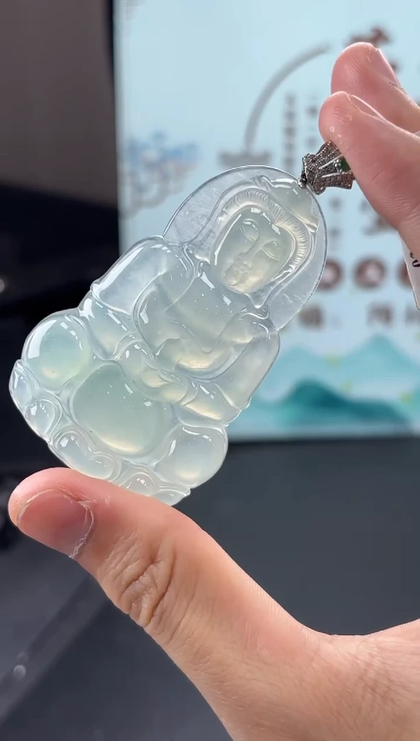 翡翠18K金镶嵌颈饰观音