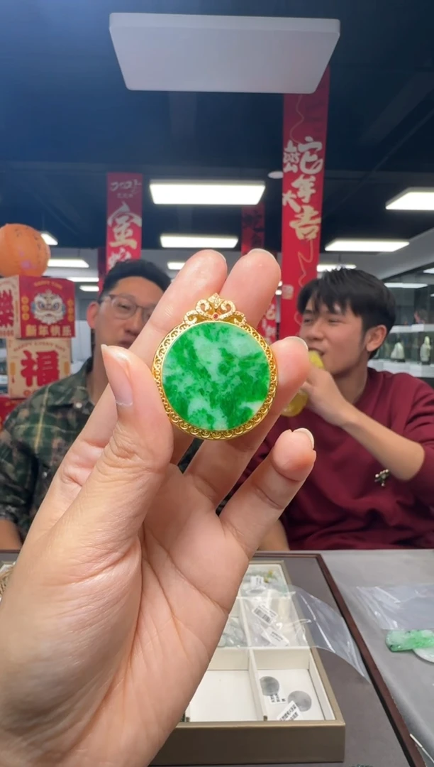 【闪购商品】翡翠吊坠(不含链)18K金镶嵌翡翠绿圆牌约22mm+