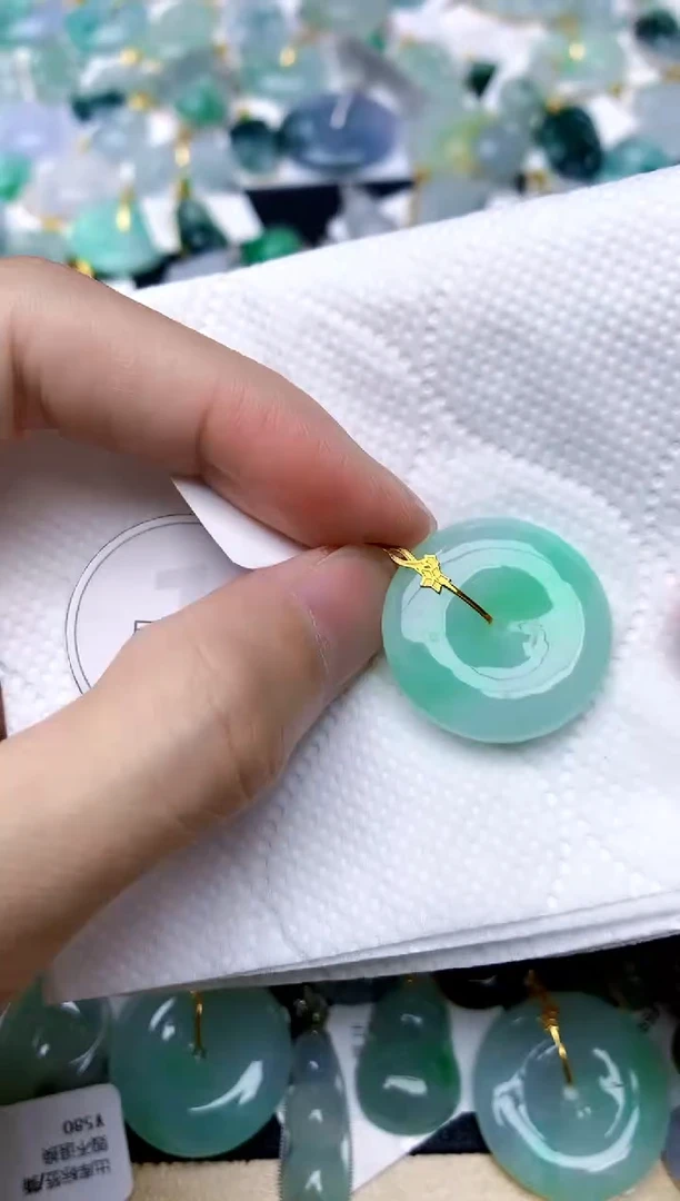 颈饰18K金镶嵌翡翠天然A货翡翠