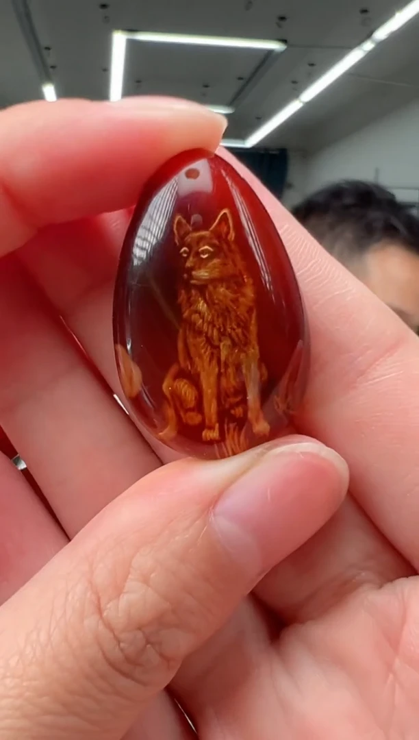 未镶嵌颈饰琥珀小狗