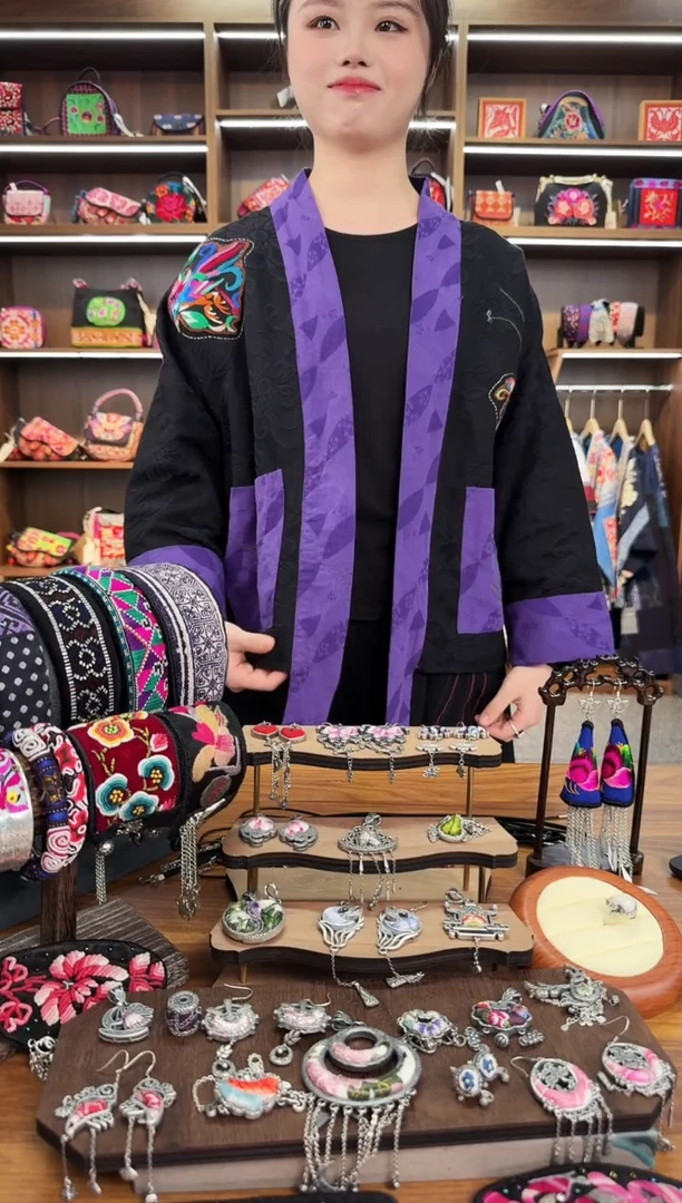 【闪购商品】织绣A11蒙阿苏苗绣传承