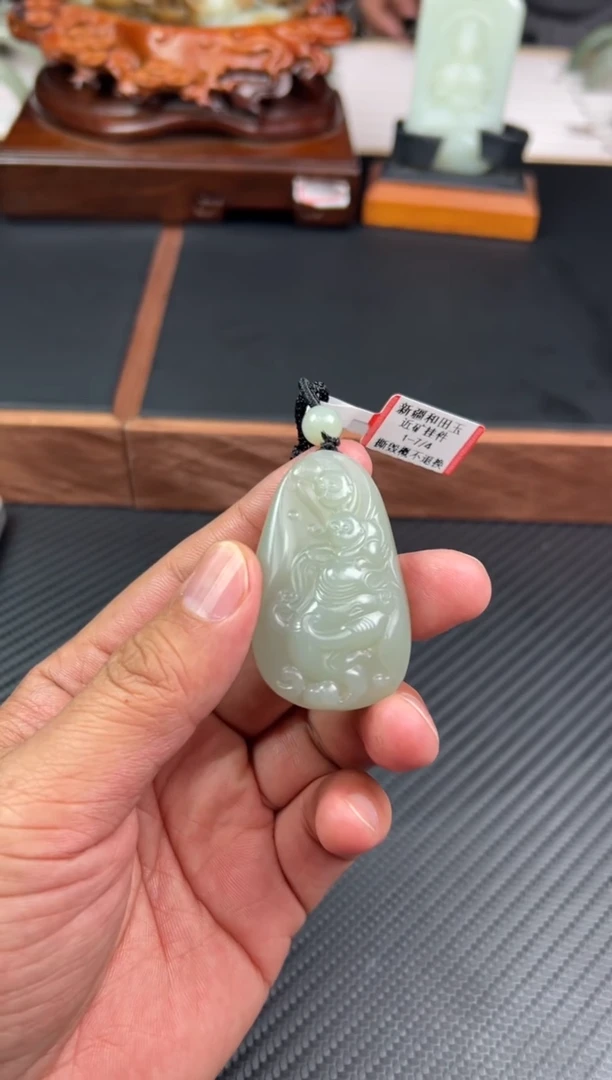 【闪购商品】和田玉吊坠(赠链)未镶嵌且末微色差近矿