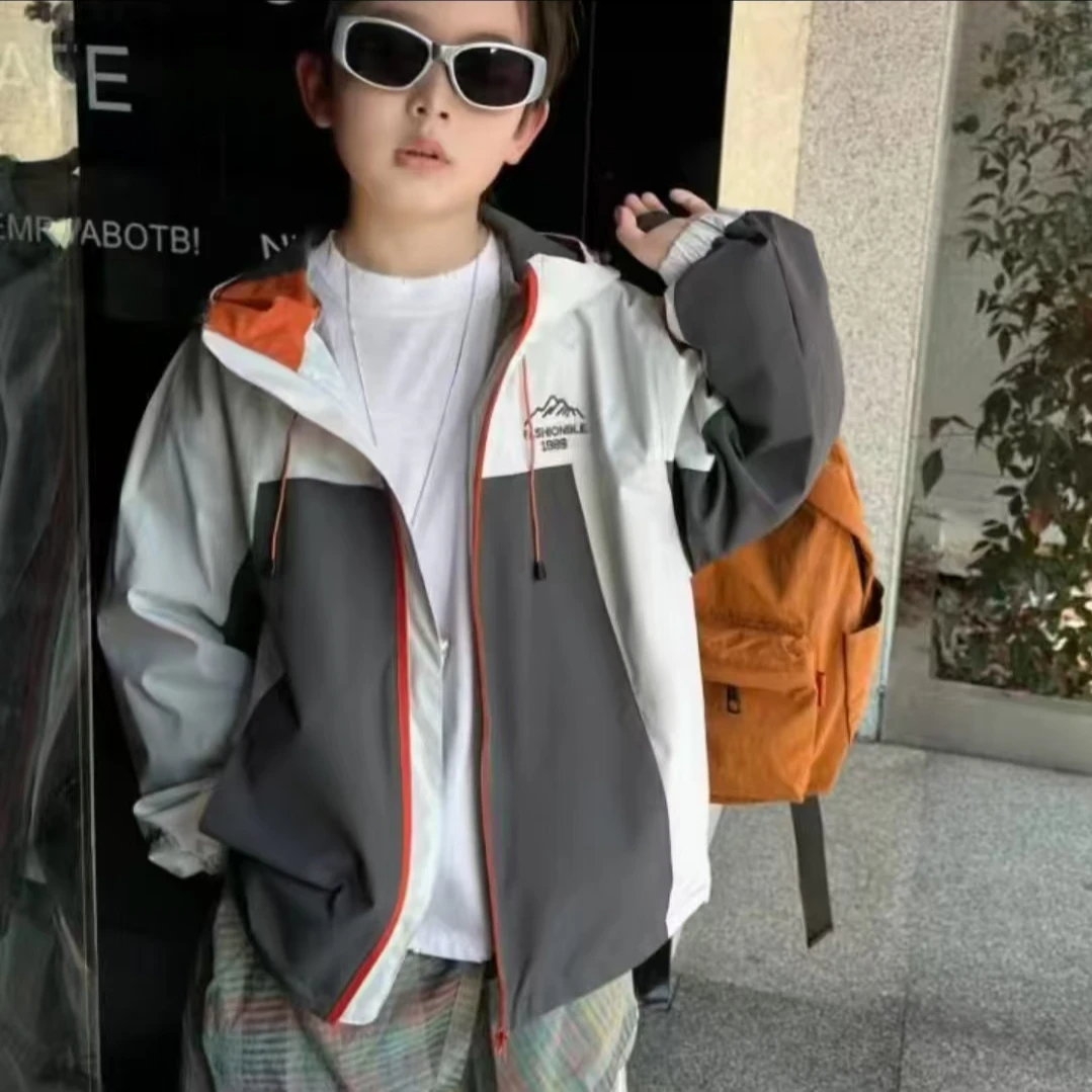 8823儿童外套冲锋衣春季款新款洋气帅气拼色撞色连帽春装