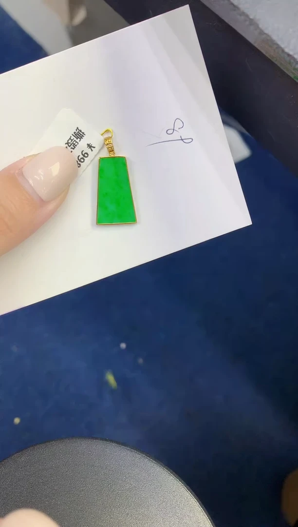 颈饰18K金镶嵌翡翠缅甸天然翡翠A货