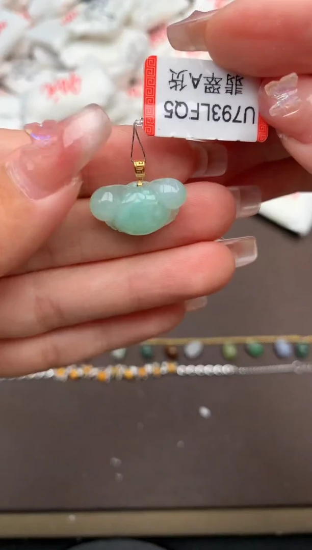 翡翠挂件18K金镶嵌一