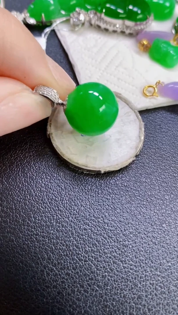 颈饰18K金镶嵌翡翠珠子