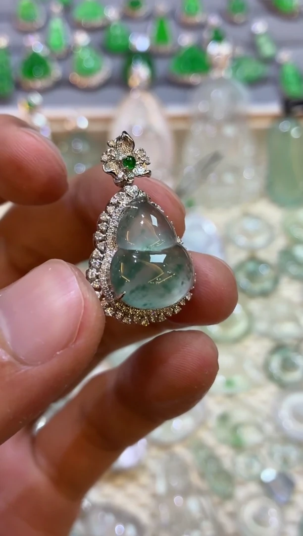 吊坠(不含链)18K金镶嵌翡翠葫芦