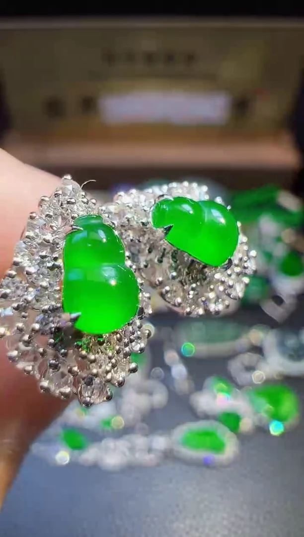 翡翠18K金镶嵌耳饰翡翠